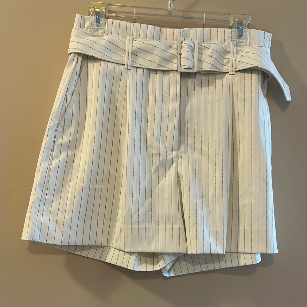 NWT, White House Black Market High Waist White Shorts, size 6